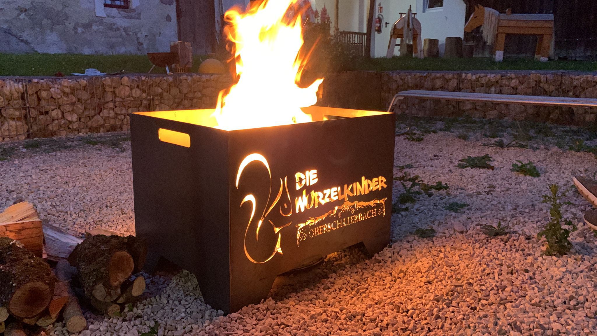 Feuerkorb mit Laserschnitt bei Nacht